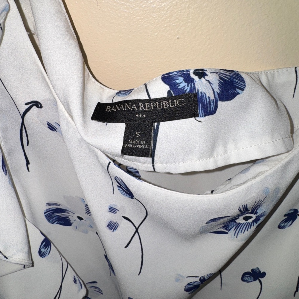 Free- Banana Republic White Blouse with Navy Floral Print - Picture 2 of 4